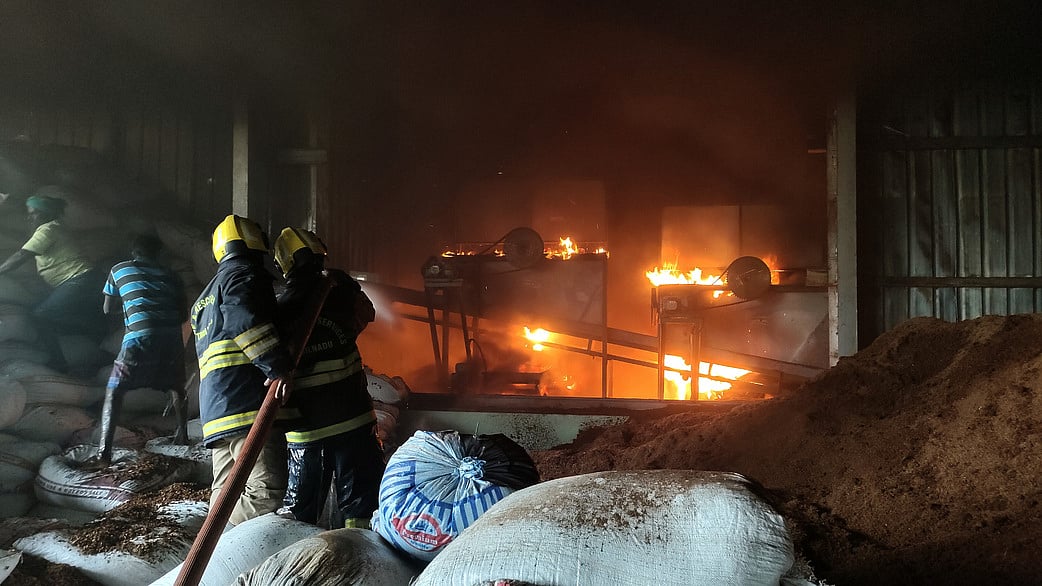 தென்னை நாா் தொழில்சாலையில் தீ விபத்து: பல லட்சம் ரூபாய் மதிப்பிலான பொருள்கள் சேதம்