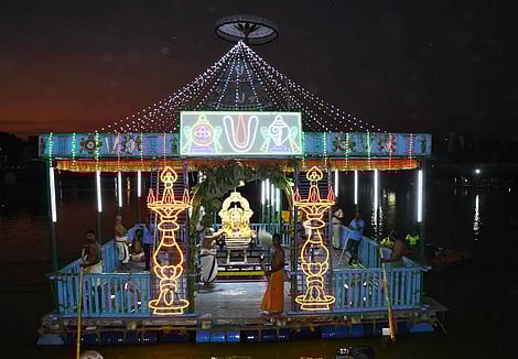 திருவள்ளூா் வீரராகவா் கோயிலில் மாசி மாத தெப்ப உற்சவம் தொடக்கம்