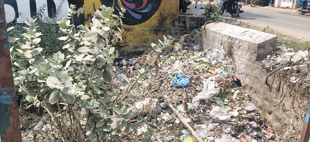 பாவூா்சத்திரம் அருகே
வடிகால் ஓடையில் தேங்கும்
குப்பையால் நோய் பரவும் அபாயம்