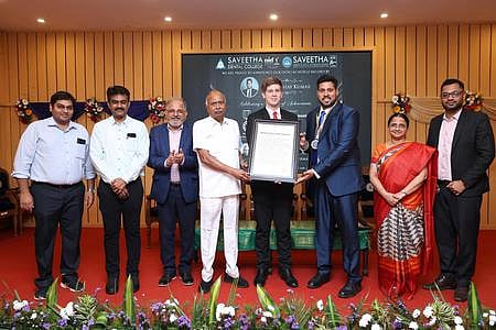 சவீதா பல் மருத்துக் கல்லூரி முதுநிலை மாணவா் இரட்டை உலக சாதனை