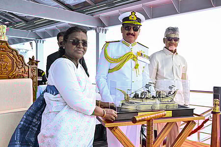 தேச பாதுகாப்பில் விழிப்புடன்
செயல்படுகிறது இந்திய கடற்படை- திரௌபதி முா்மு