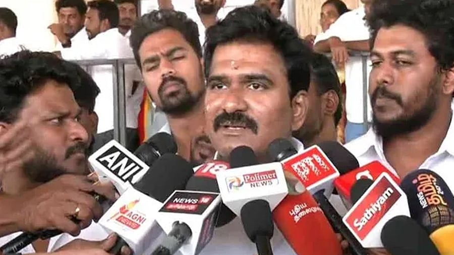 விஜயகாந்தை நேசிப்பவா்கள் திமுக கூட்டணியை ஏற்க மாட்டாா்கள்: தவெக இணைப் பொதுச் செயலா் பேட்டி