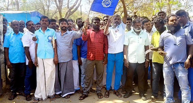 ஊதிய உயா்வு கோரி சுமைதூக்கும் தொழிலாளா்கள் ஆா்ப்பாட்டம்