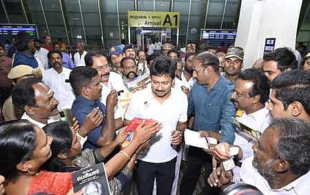 கோவை வந்த துணை முதல்வருக்கு திமுகவினா் வரவேற்பு