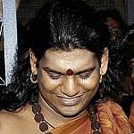 மதுரையில் நித்தியானந்தரை கட்டித் தழுவி வரவேற்றார் ஆதினம்