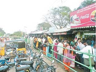 மாமல்லபுரம் கடற்கரைக் கோயில் அருகே சுற்றுலாப் பயணிகள் நெரிசலில் சிக்கித் தவிப்பு