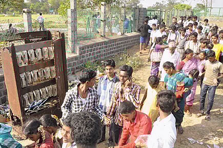 தொட்டுவிடும் தூரத்தில் ஆபத்து!