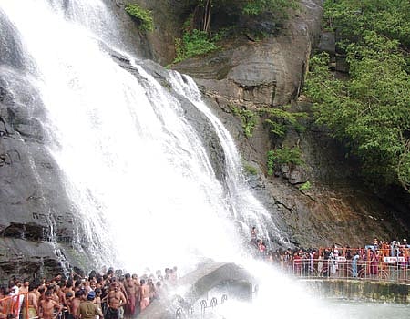 குற்றாலம் பேரருவியில் குளிக்க தடை
