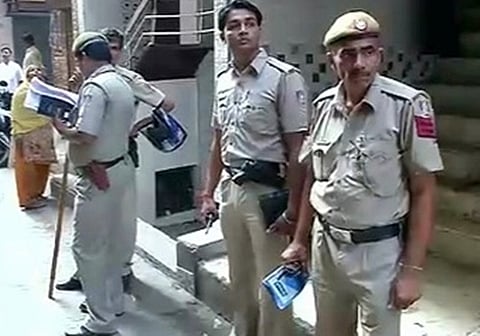 தில்லியில் 2 குழந்தைகள் உள்பட தாய் மர்மக் கொலை: வீட்டு உரிமையாளர் மீது சந்தேகிப்பதாக கணவர் புகார்