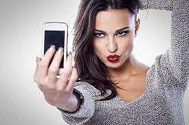 செல்ஃபீ அடிக்ட்டாக இருப்பது தன்னம்பிக்கைக் குறைபாட்டின் அறிகுறியாம்!