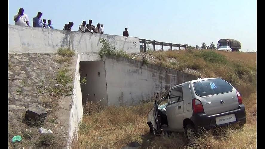 கார் பள்ளத்தில் கவிழ்ந்து விபத்து: தனியார் நிறுவன ஊழியர் சாவு