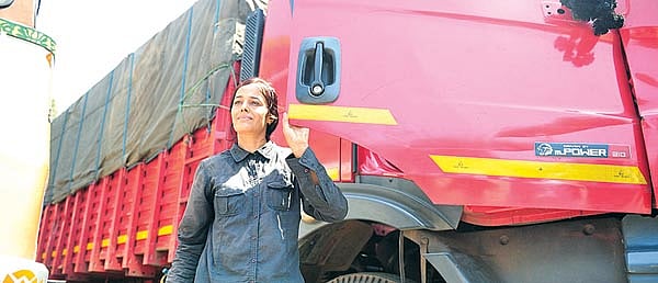 லாரி ஓட்டும் முதல் பெண்மணி: சட்டம் படித்து விட்டு லாரி ஓட்டப் போவதா!