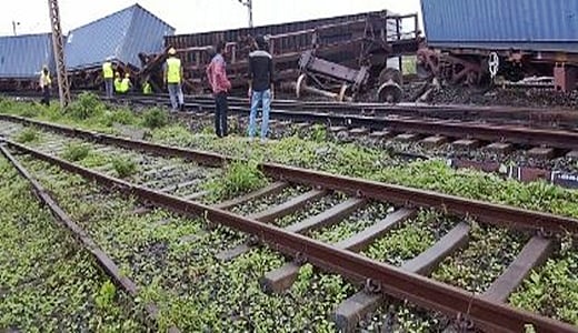 மகாராட்டிராவில் சரக்கு ரயில் தடம் புரண்டு விபத்து: ரயில் சேவைகள் ரத்து