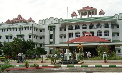 பழனி கல்லூரி முன் குப்பைகள்: திண்டுக்கல் ஆட்சியா் அறிக்கை அளிக்க உத்தரவு