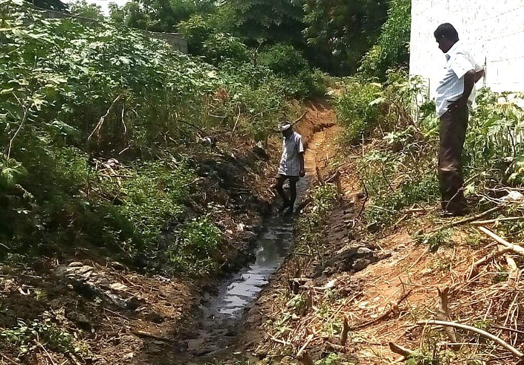 வெள்ளக்கோவில் அருகே பி.ஏ.பி.வாய்க்காலில் நூற்பாலை கழிவுநீர்: விவசாயிகள் புகார்