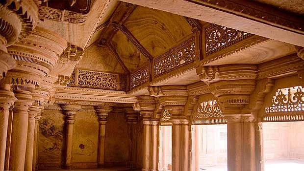 வனப்பகுதியில் மரங்களை வெட்டி சாலை அமைக்க ஆதிவாசிகள் எதிர்ப்பு