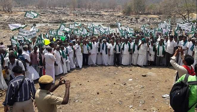 மேகேதாது அணை: ஒகேனக்கல் காவிரி ஆற்றில் இறங்கி தமிழக விவசாயிகள் போராட்டம்