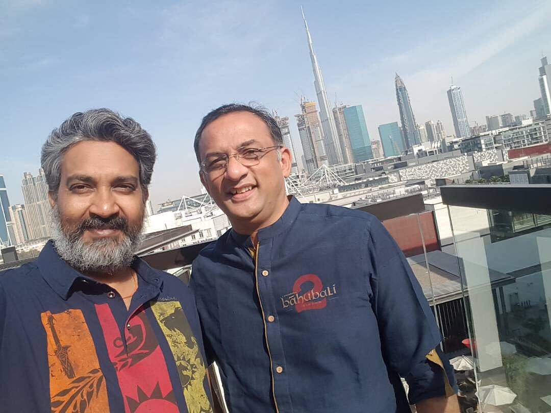 எமிரேட்ஸ் விமானத்தில் இனவெறித் தாக்குதலுக்கு ஆளனது பாகுபலி டீம்!