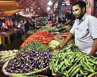 கோயம்பேடு சந்தையில் விண்ணை முட்டும் காய்கறி விலை; தக்காளி விலை இரட்டிப்பாகும்?
