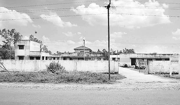 கங்கைகொண்ட சோழபுரத்தில் பராமரிப்பின்றி கிடக்கும் பயணியர் மாளிகை