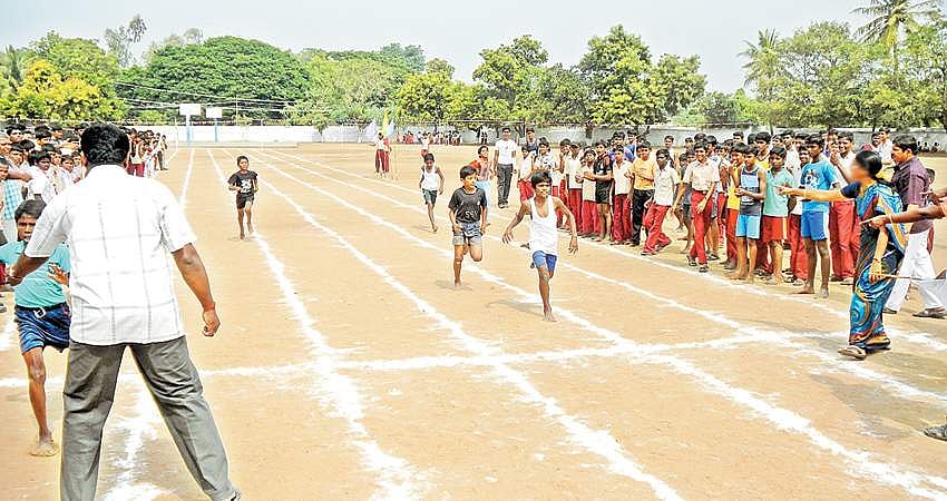 அரசுப் பள்ளிகளில் முறையான பயிற்சி இல்லை