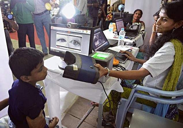 பெங்களூரில் 3 குழந்தைகளுக்கு இழந்த குடும்பத்தை மீட்டுக் கொடுத்தது ஆதார் அட்டை!