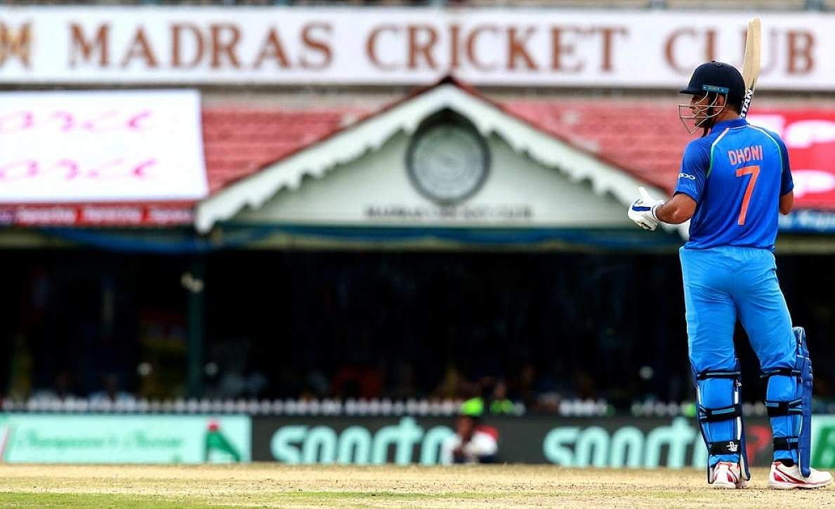 ஆட்டமிழக்காமல் 6 முறை 200: அதிரவைக்கும் தோனியின் புது சாதனை!