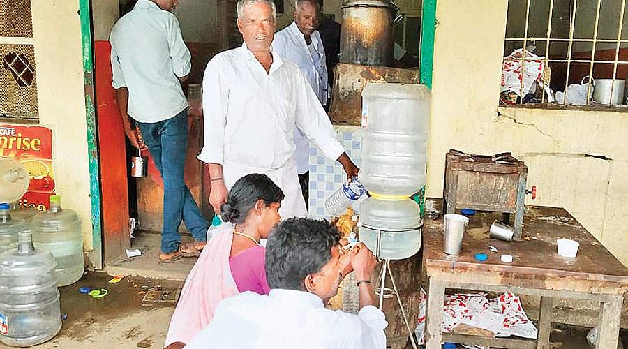 தேநீர் கடையில் மனித நேயம்...!