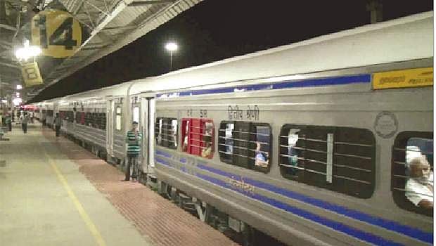 சாத்தூா் அருகே என்ஜின் பழுதால் அந்தியோதயா ரயில் நடுவழியில் நிறுத்தம்