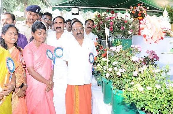 கோடை விழா: உதகையில் 2 நாள் ரோஜா கண்காட்சி இன்று தொடங்கியது