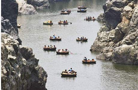 ஒகேனக்கல்: பரிசல் சவாரிக்கு நீண்ட நேரம் காத்திருக்கும் சுற்றுலாப் பயணிகள்