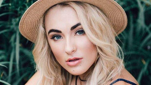 ஃபோட்டோவுக்கு போஸ் கொடுக்கும் போது சுறாக்களிடம் சிக்கிய பிரபல இன்ஸ்டாகிராம் மாடல்!