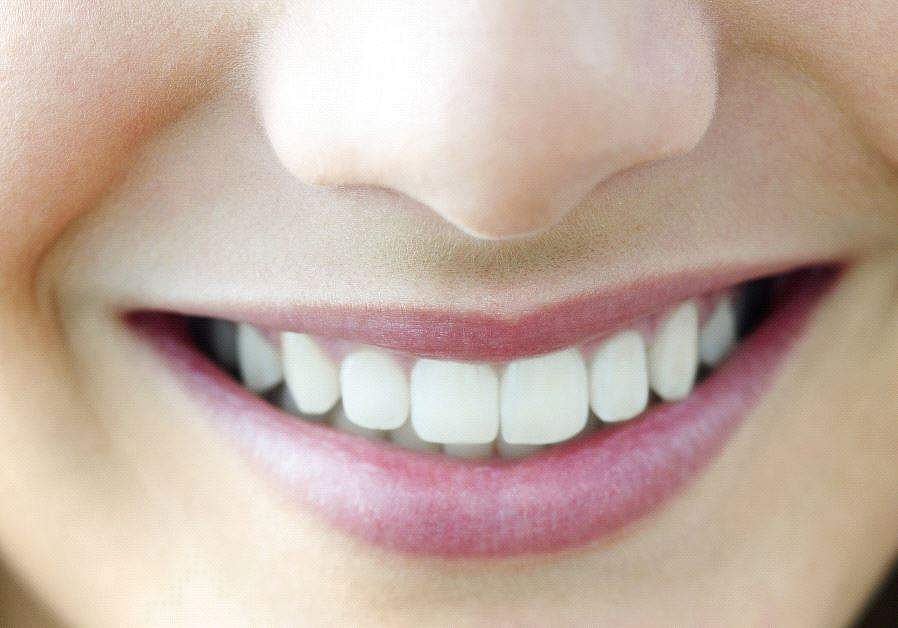 உங்கள் பற்களில் உண்டாகும் மஞ்சள் கரையை நீக்க இதோ ஒரு தீர்வு!