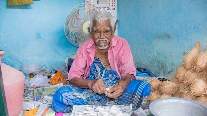 113 வயதில் மிட்டாய் வியாபாரம் செய்து வரும் மிட்டாய் தாத்தா