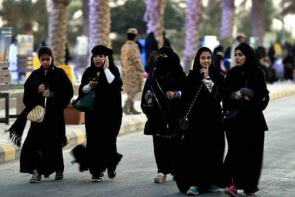 சவுதி: பொதுவெளியில் முத்தமிடுதல் மற்றும் இறுக்கமான ஆடை அணிதலுக்கு கடுமையான அபராதம் விதிக்க முடிவு!