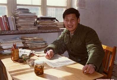 இவர் யாரென்று தெரிகிறதா? (அதிபரின் அரிதான புகைப்படங்கள்)