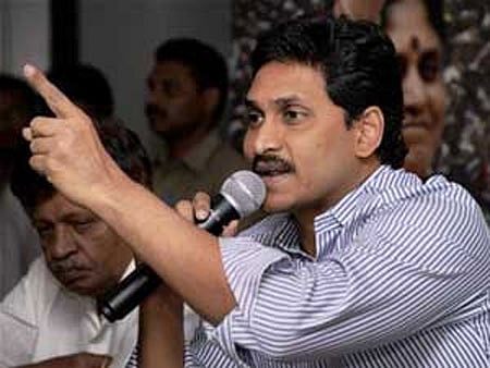 "மதுக்கடைகளை அரசு எடுத்து நடத்துவதே அதை மூடத்தான்!"- ஜெகன்மோகனின் அதிரடி பிளான்