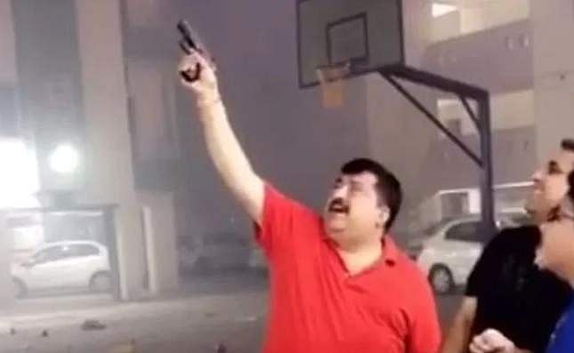 நிஜ துப்பாக்கியில் தீபாவளி கொண்டாடிய தொழிலதிபர்! - வீடியோவால் வந்தது வினை!