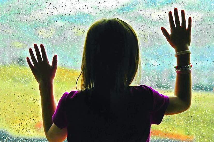 பாலியல் பலாத்காரம் செய்ததற்காக ஆசிரியர் கைது! மகளை வீட்டுக்குள் அனுமதிக்க மறுத்த பெற்றோர்!