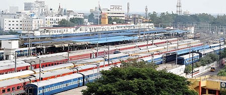 நெரிசலில் சிக்கித் தவிக்கும் கோவை ரயில் நிலையப் பகுதிகள்