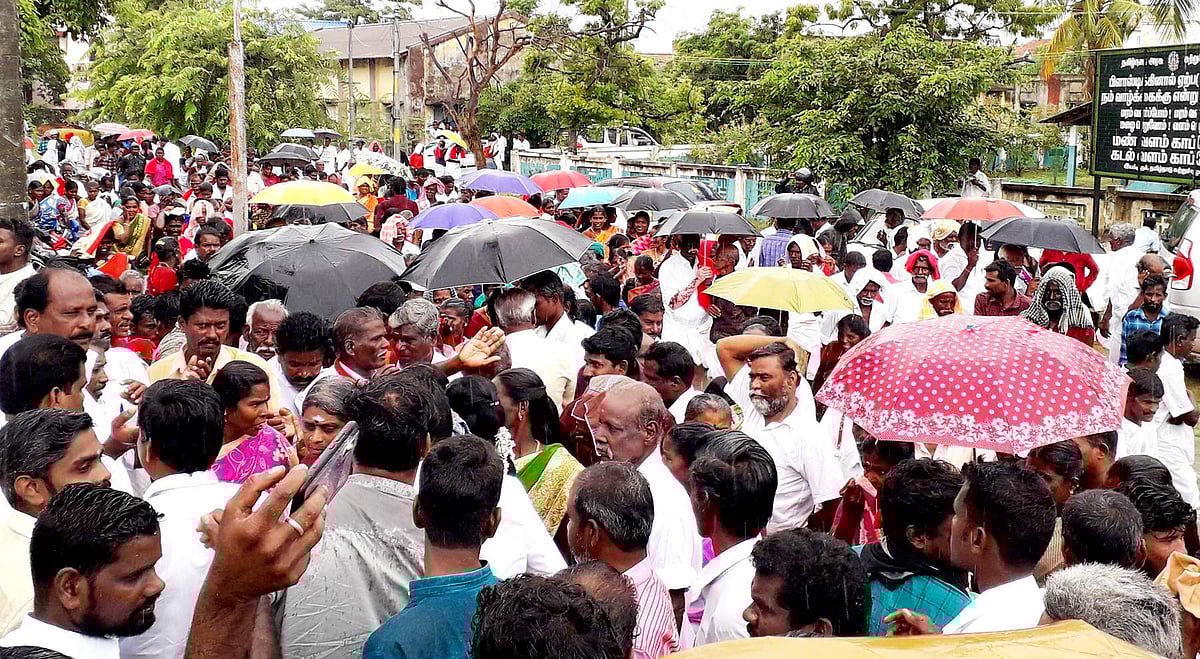 வேதாரண்யத்தில் கொட்டும் மழையிலும் குடைபிடித்து வந்து மனு தாக்கல்