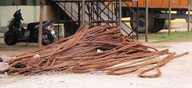 இலவச குடியிருப்பு திட்டத்துக்கு ஒதுக்கிய கம்பிகள் துருப்பிடித்து வீணாகும் அவலம்