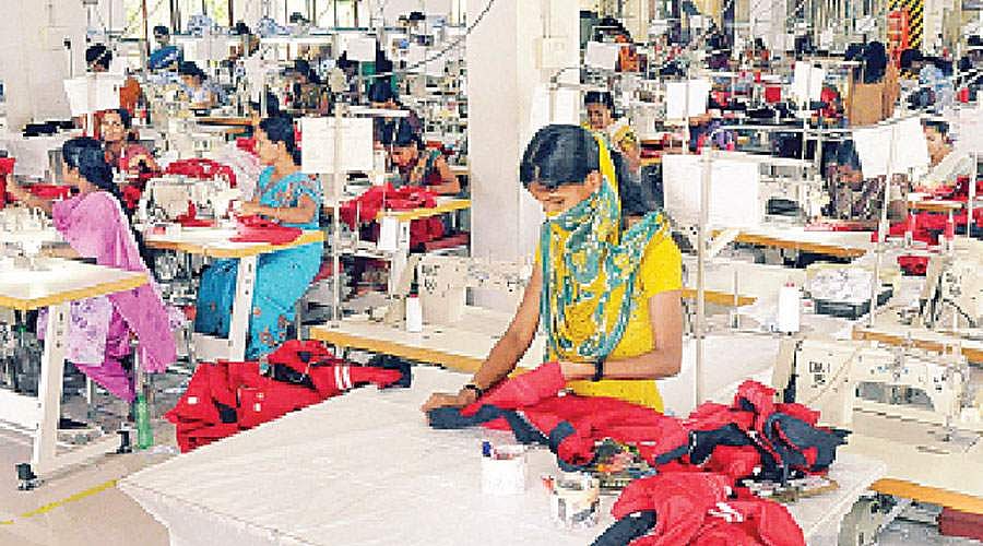 பவர் டேபிள் டெய்லர்கள் பற்றாக்குறை: கடும் நெருக்கடியில் பின்னலாடை தொழில்