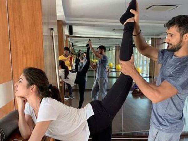 மெளனி ராய் வெளியிட்டுள்ள லேட்டஸ்ட் ஹாட் மயூராசனா யோகா விடியோ!