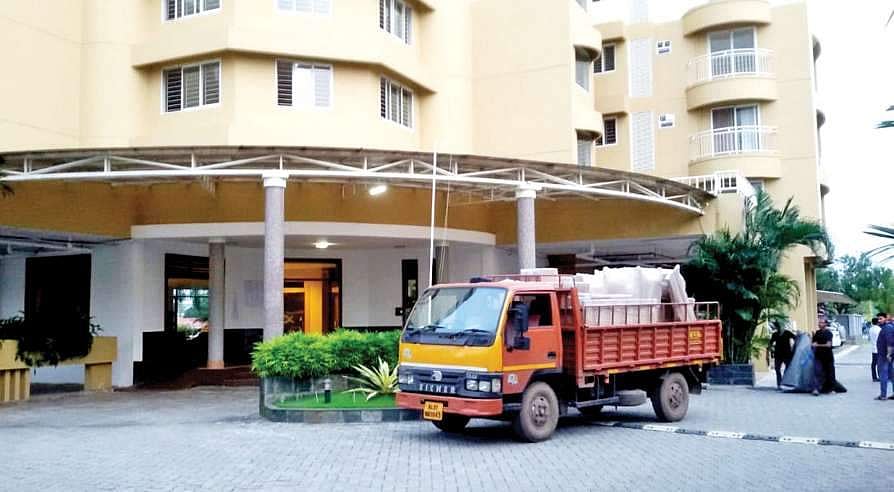 நீதிமன்ற உத்தரவை ஏற்று கொச்சி மராடு அடுக்குமாடி குடியிருப்பில் வசிப்பவர்கள் வெளியேறத் தொடங்கினர்!