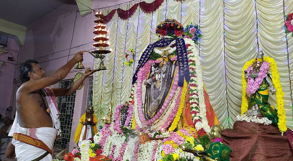 கோவில்பட்டி கோயில் கும்பாபிஷேகத்தில் தவறவிட்ட 3 கைப்பேசிகள் உரியவா்களிடம் ஒப்படைப்பு