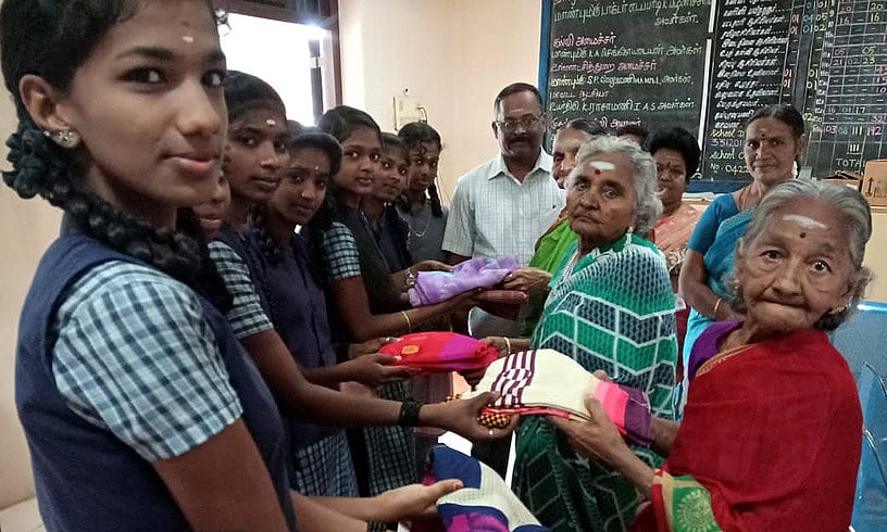 ஏழை மாணவா்களின் பசியாற்றும் காப்பகத்து மூதாட்டிகள்!