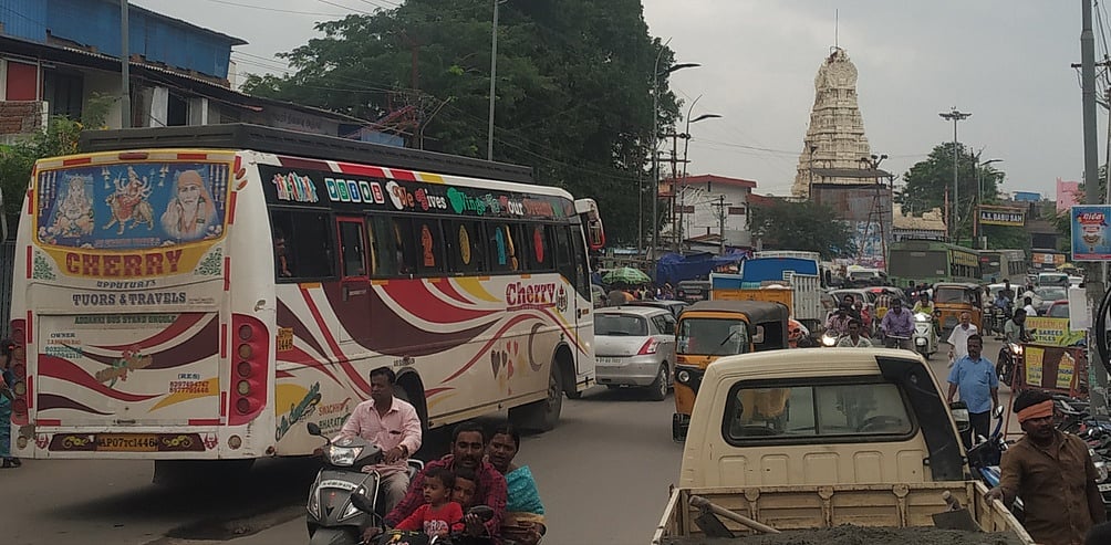 போக்குவரத்துக் காவலா்கள் பற்றாக்குறை:காஞ்சிபுரம் பகுதியில் வாகன நெரிசலால் பொதுமக்கள் அவதி