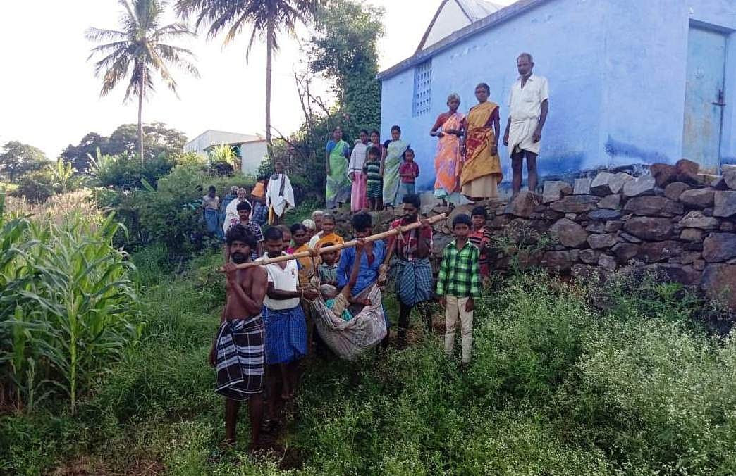 பரிதவிக்கும் பாலமலை மக்கள்: உயிரைப் பணயம் வைத்துப் பயணம்