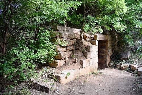 சங்ககிரி மலை: சிதிலமடைந்துள்ள படிக்கட்டு, மண்டபங்கள்